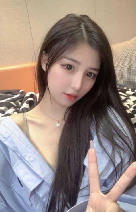 新来兼职小妹极媚极sao，看似清纯 实则sao货 水超多年轻漂亮